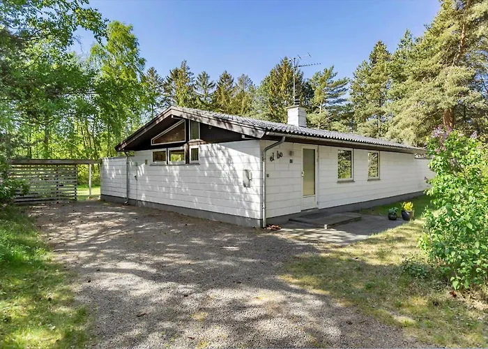 Holiday home 1403-aakirkeby-sortspaettevej-12 *